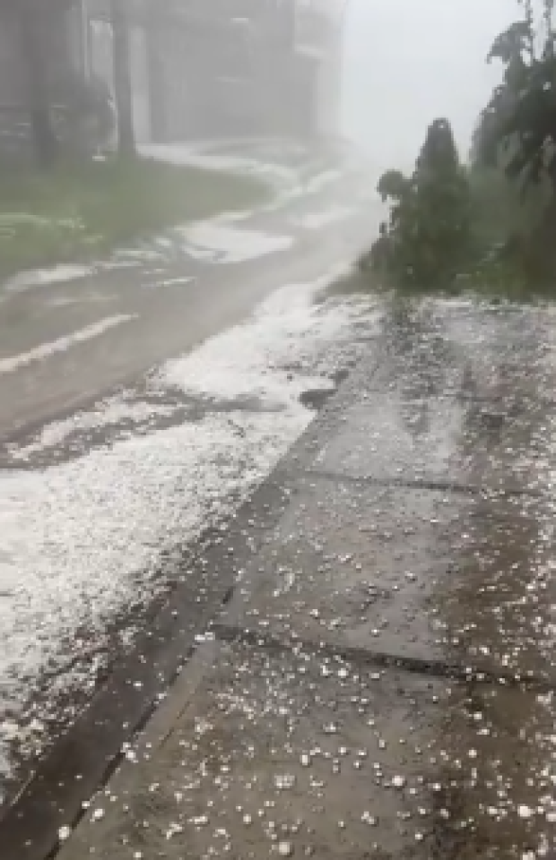 Las calles en Puebla lucen con mucho granizo durante la lluvia de este miércoles.