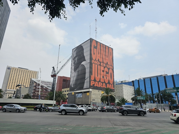 Anuncios espectaculares en Reforma y el AICM, ayer.