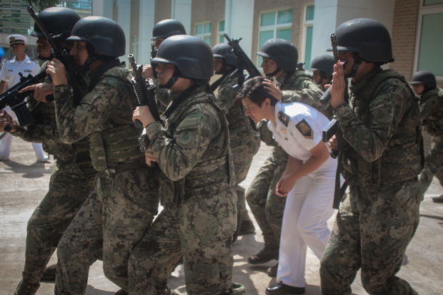 Alumnos de la Escuela Naval de Veracruz, ayer durante una práctica de rescate en las instalaciones del plantel.