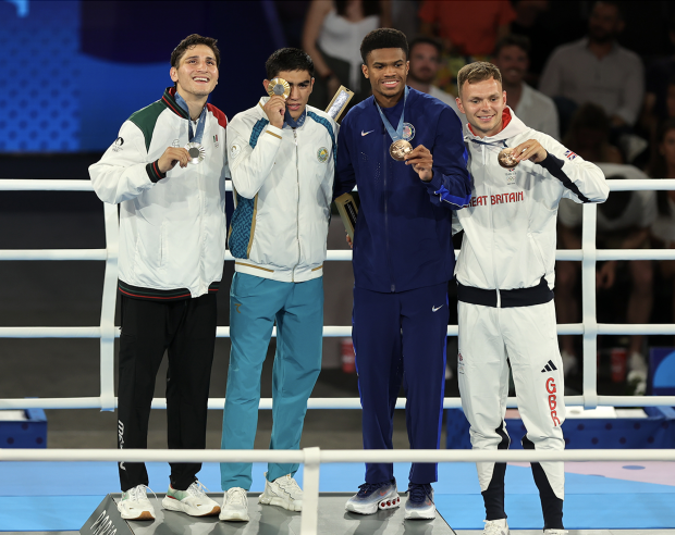 Marco Verde en la ceremonia de premiación de boxeo en los Juegos Olímpicos París 2024