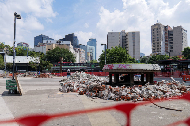 Comenzaron los trabajos de remodelación de la Glorieta de Insurgentes tras denuncias de abandono e inseguridad.