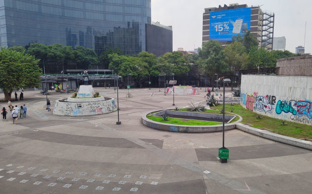 Vendedores ambulantes y personas en situación de calle fueron desalojadas de la Glorieta de Insurgentes.