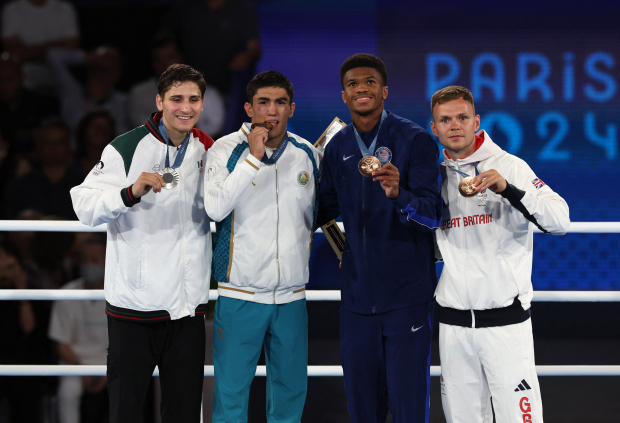 Marco Verde (izq.) junto con los otros medallistas, ayer, en Roland Garros.