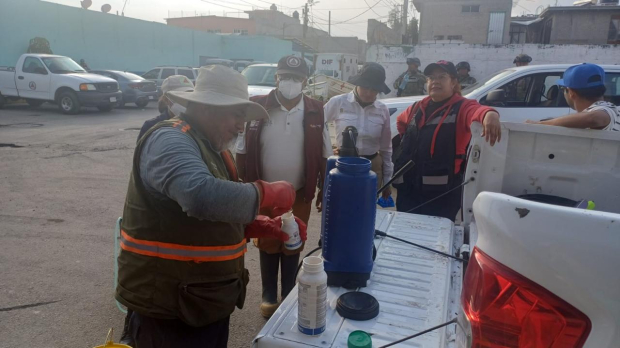 Brigadistas de la CAEM limpian cisternas y viviendas en las colonias afectadas por las intensas lluvias.