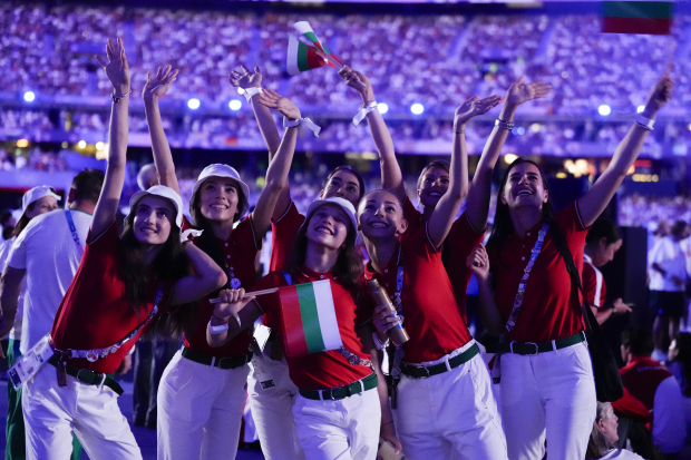 Algunos atletas en el Stade de France durante la clausura de París 2024.