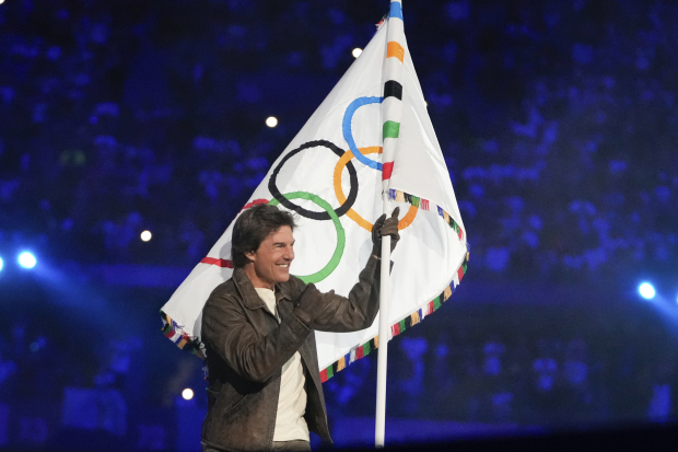 Tom Cruise con la bandera olímpica en la clausura de París 2024.