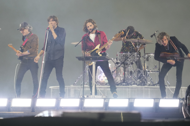 El grupo francés Phoenix toca en el Stade de France durante la clausura de París 2024.