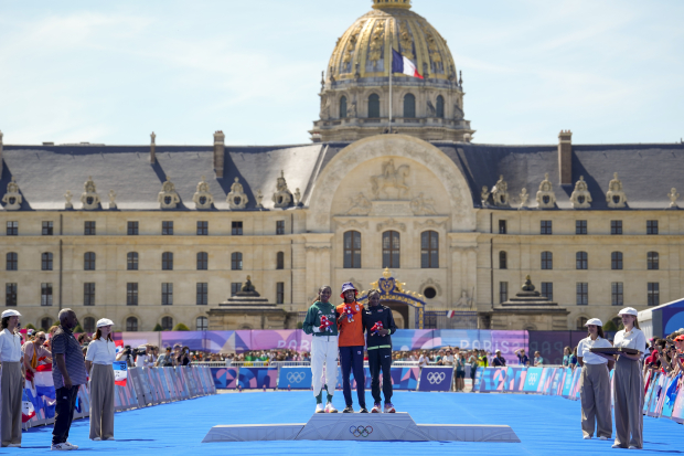 Assefa, Hassan y Obiri, ayer, luego de terminar el maratón femenil.