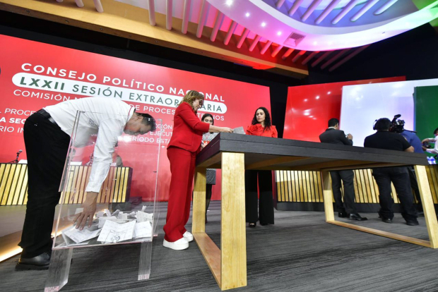 Integrantes del Comisión Nacional de Procesos Internos durante el conteo de votos, ayer.