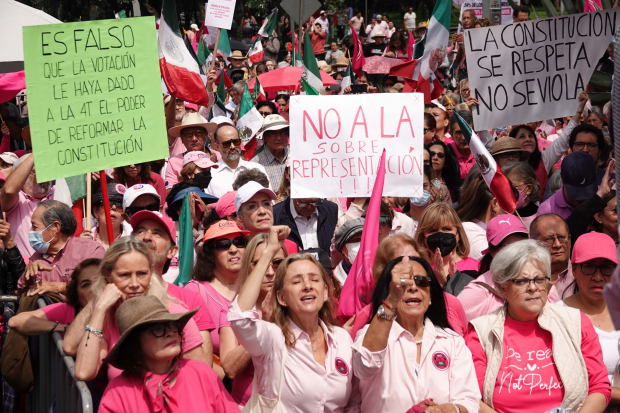 Ayer, simpatizantes de la Marea Rosa protestaron en las inmediaciones del INE.