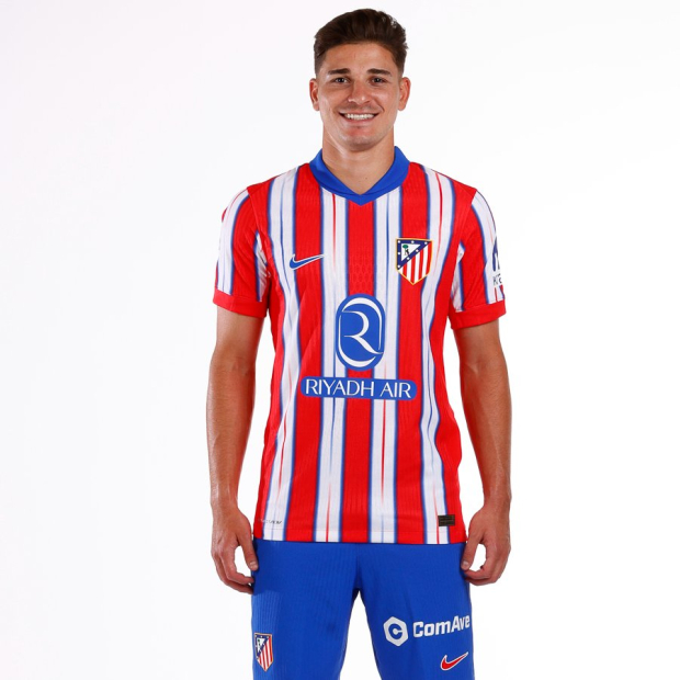 Julián Álvarez posa con los colores del Atlético de Madrid