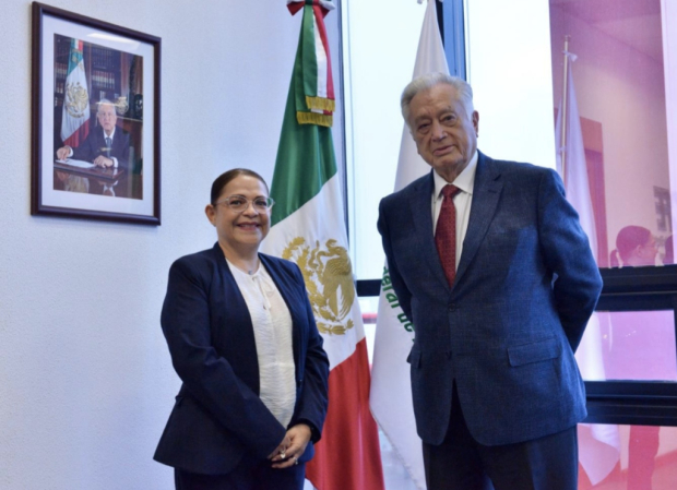 Emilia Calleja junto a Manuel Barlett.