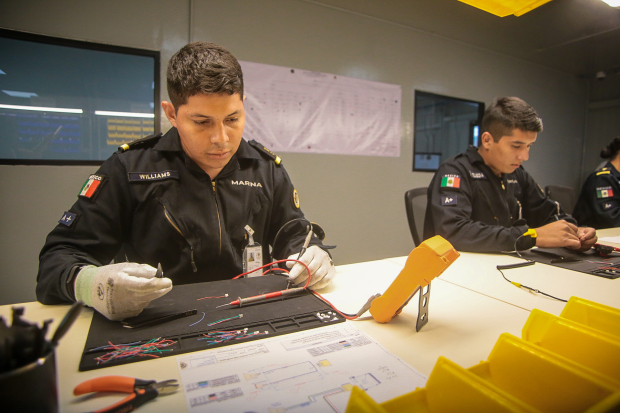 Fabricación de los radios de comunicación en la Unidad de Investigación y Desarrollo Tecnológico de la Marina, ayer.