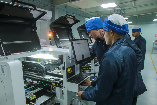 Fabricación de los radios de comunicación en la Unidad de Investigación y Desarrollo Tecnológico de la Marina, ayer.