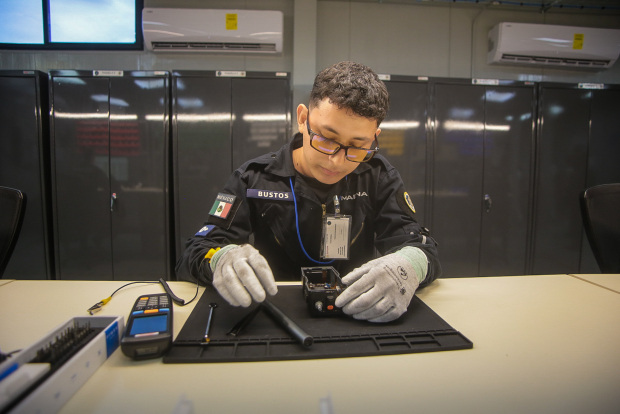 Fabricación de los radios de comunicación en la Unidad de Investigación y Desarrollo Tecnológico de la Marina, ayer.