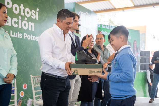 Gobernador Ricardo Gallardo Cardona entrega útiles escolares en Villa de Pozos.