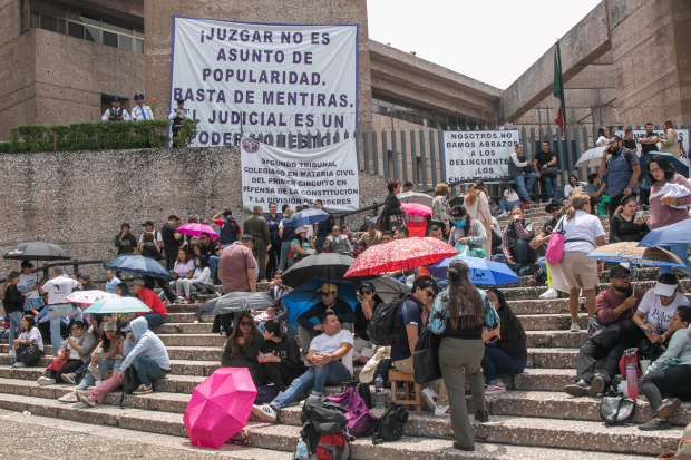 Protesta de trabajadores del Poder Judicial, ayer, en la Ciudad de México.