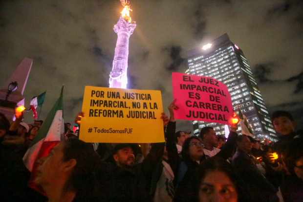 Trabajadores del Poder Judicial se manifestaron ayer en el Ángel de la Independencia contra la enmienda del Presidente de la República.