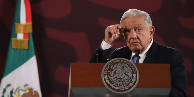 AMLO escucha las preguntas de la prensa durante la conferencia mañanera de este martes.