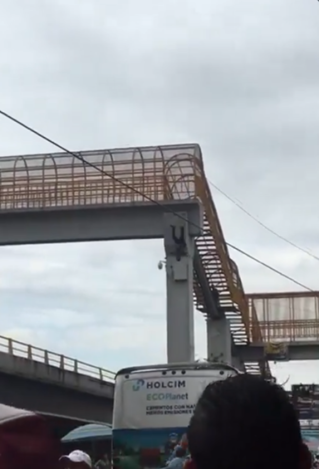 El conductor se lanzó desde un puente peatonal tras el incidente.