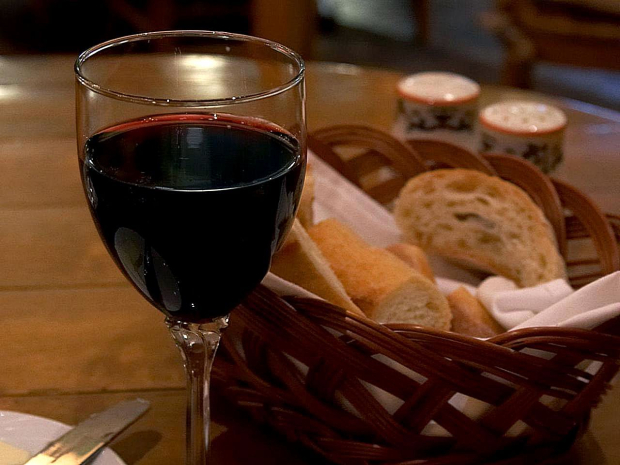 El vino tinto es infaltable en una buena comida.