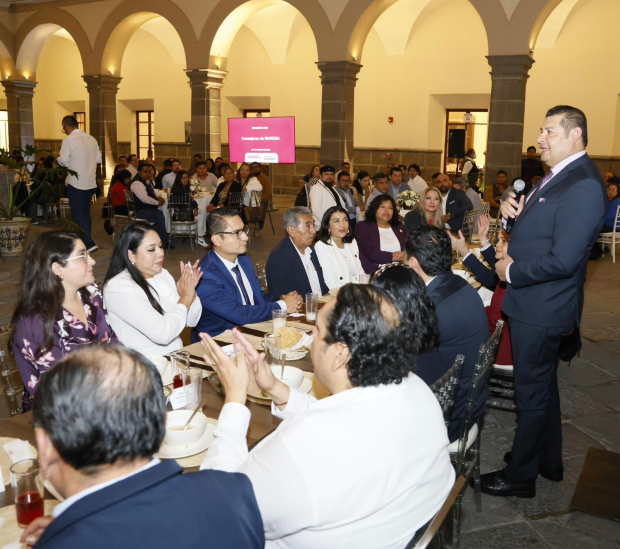 El gobernador electo subraya la importancia de honrar la confianza de los poblanos.