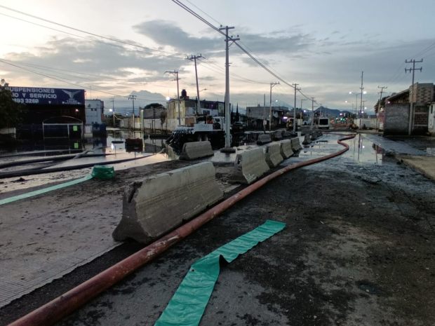 Continúan los trabajos para bajar los niveles de agua en Chalco.