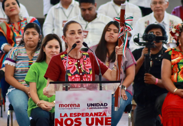 Claudia Sheinbaum con el bastón de mando.