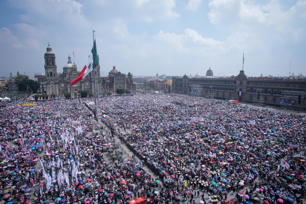 La Plaza de la Constitución lució llena para el último Informe de Gobierno, ayer.