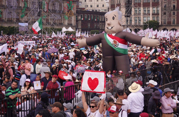 Destacó en el Zócalo un inflable con la figura del Presidente.