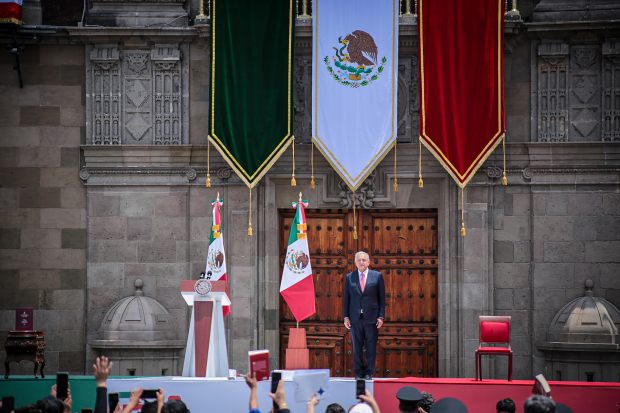 El mandatario al dar su mensaje en el Zócalo capitalino, ayer.