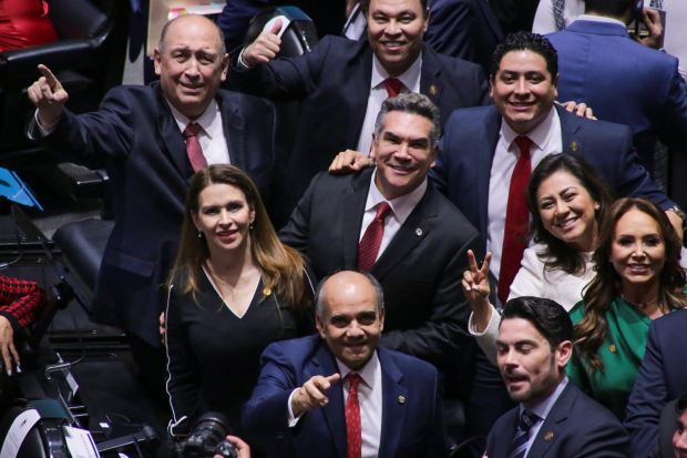 Alejandro Moreno (c.), coordinador del PRI, ayer en la Cámara de Diputados.