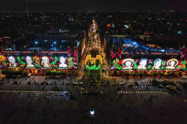 La figura monumental mide 16 metros y pesa cerca de 5 toneladas.