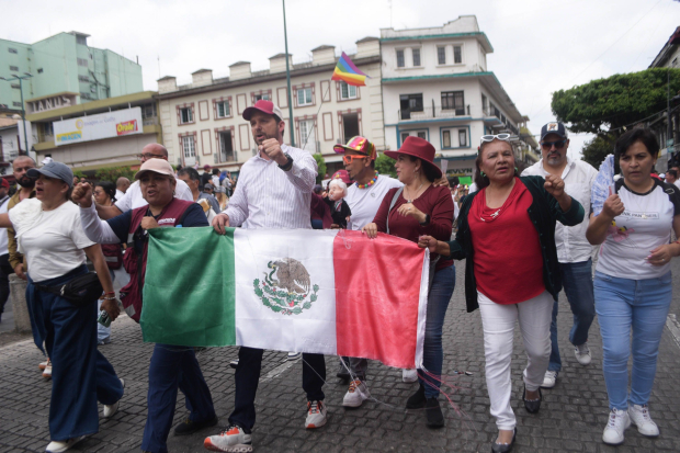 Cientos de jóvenes caminaron ayer en calles de Xalapa, Veracruz.