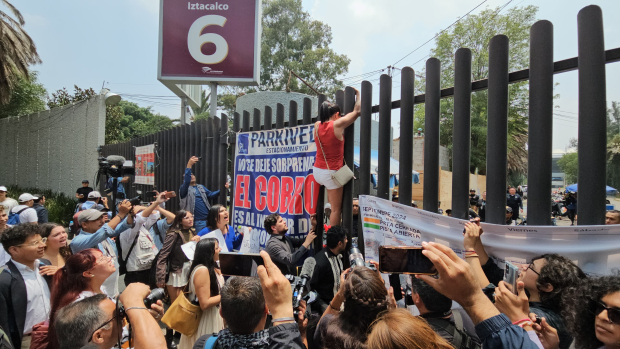 Estudiantes de Derecho protestaron en la Ciudad Deportiva, ayer.