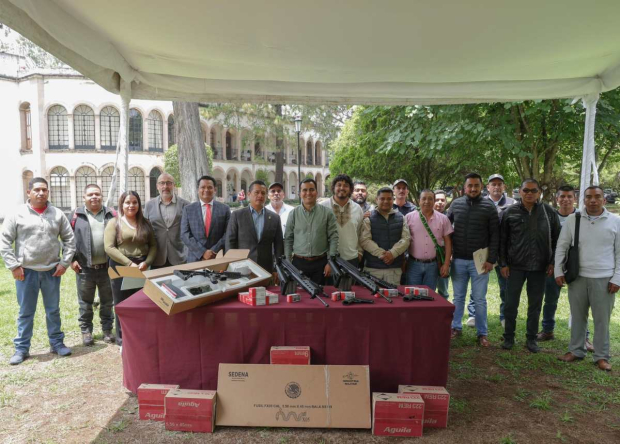 Así se realizó la entrega de armas y equipo a las comunidades indígenas.