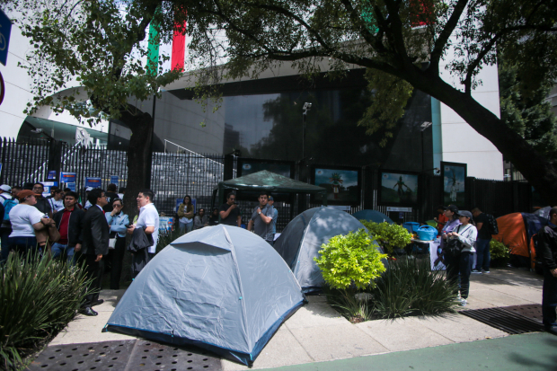 En el lugar instalaron tiendas de campaña, ayer.