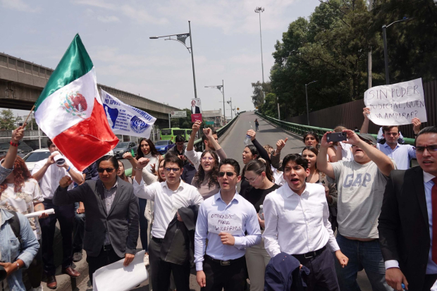 Manifestantes contra la reforma judicial.