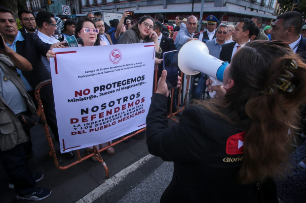 Manifestantes se oponen a reforma judicial.