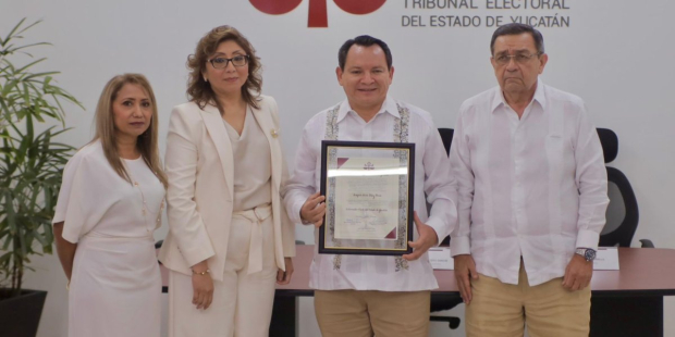 Joaquín Díaz Mena recibió esta tarde en el Tribunal Electoral del Estado de Yucatán (TEEY) la constancia que lo acredita como gobernador electo.