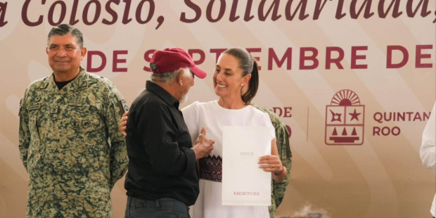 AMLO, Claudia Sheinbaum y Mara Lezama entregaron hoy los primeros mil 774 títulos de propiedad.