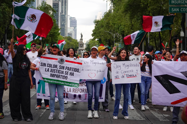 Trabajadores del Poder Judicial se manifiestan frente al Senado para mostrar su inconformidad en contra de la reforma  judicial, ayer.