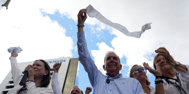 Edmundo González, acompañado de la líder opositora María Corina Machado.