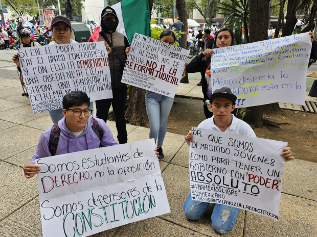 Jóvenes universitarios se manifiestan en contra de la reforma al PJ a las afueras del Senado.