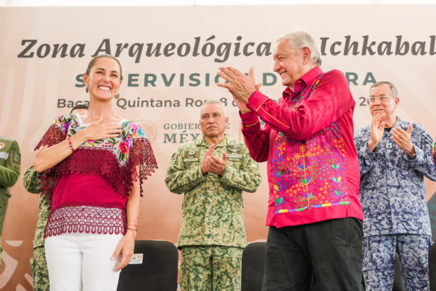 Sheinbaum celebra la continuidad de los programas de bienestar impulsados por el gobierno de AMLO.