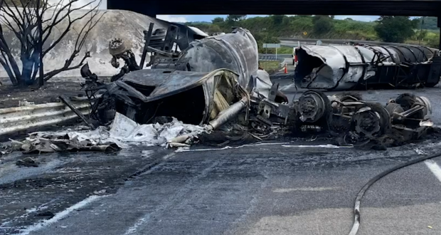 Así quedó la pesada unidad luego de volcar e incendiarse sobre la autopista.