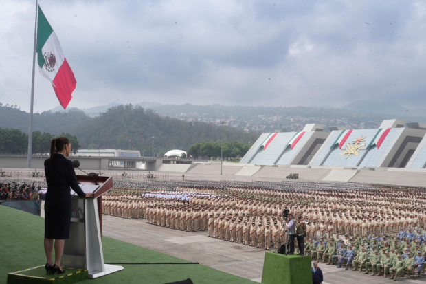 En un acto histórico, Sheinbaum será la primera presidenta y Comandante Suprema de las Fuerzas Armadas en México.