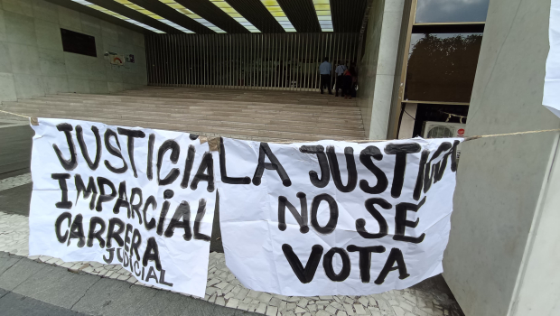 "La justicia no se vota", se lee en las pancartas.