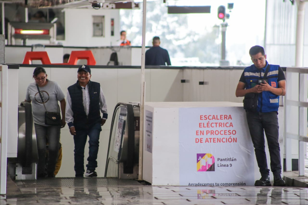 Un hombre vigila las escaleras sin funcionar.