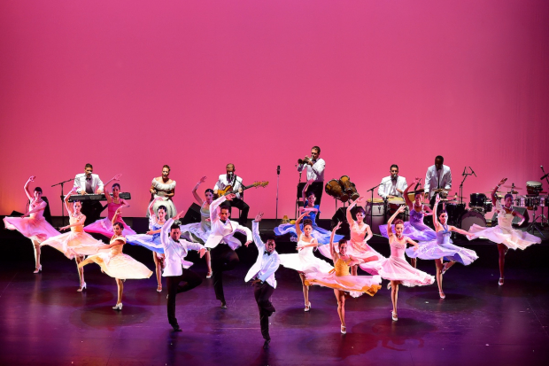 Un show de bailarines cubanos.